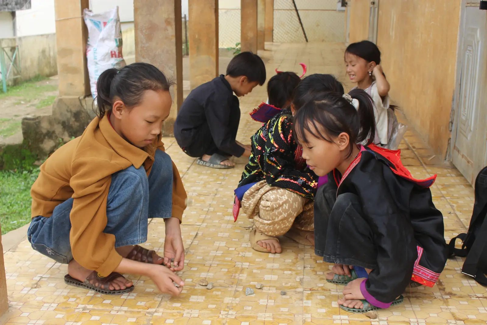 Các em nhỏ cùng chơi trò chơi truyền thống