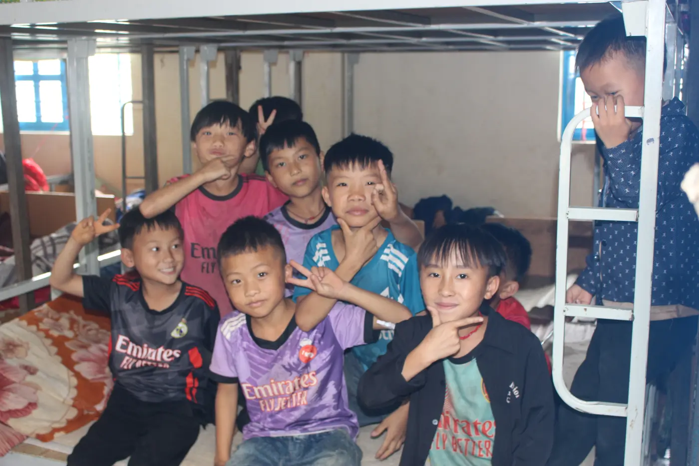 Các em nhỏ vui đùa trong phòng nội trú